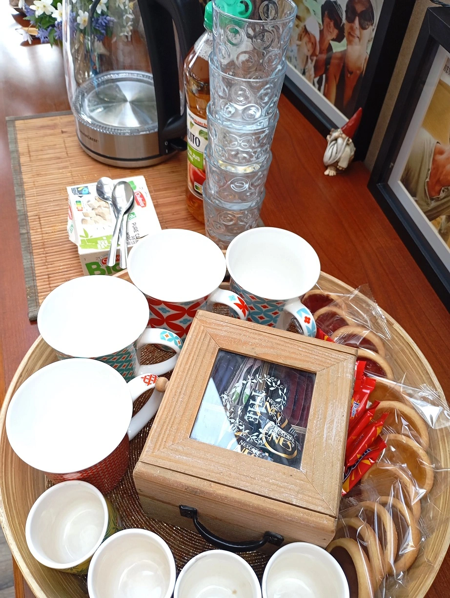 Accueil convivial avec thé et café pour les participants