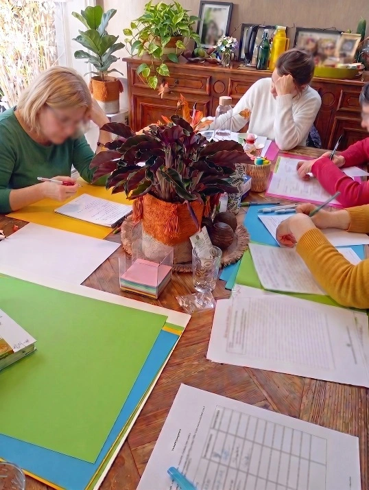 Participants en pleine réflexion lors de l'atelier d'écriture libératoire